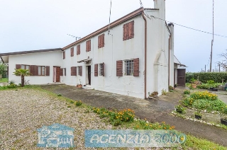 zoom immagine (Casa singola 190 mq, soggiorno, 4 camere, zona San Cosma)