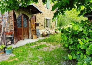 zoom immagine (Rustico 300 mq, soggiorno, 3 camere, zona Tizzano Val Parma)