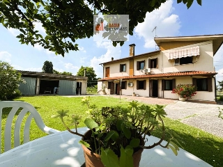 zoom immagine (Casa singola 180 mq, soggiorno, 4 camere, zona Villa d'Adige)
