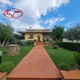 zoom immagine (Villa 300 mq, soggiorno, 5 camere, zona San Giustino Valdarno)