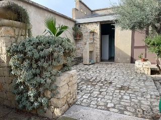 zoom immagine (Casa singola 130 mq, soggiorno, 4 camere, zona Santa Croce Camerina)