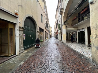 zoom immagine (Negozio 25 mq, zona Duomo)